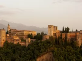El Misterioso Origen y Secretos de la Exquisita Fachada de la Catedral de Granada